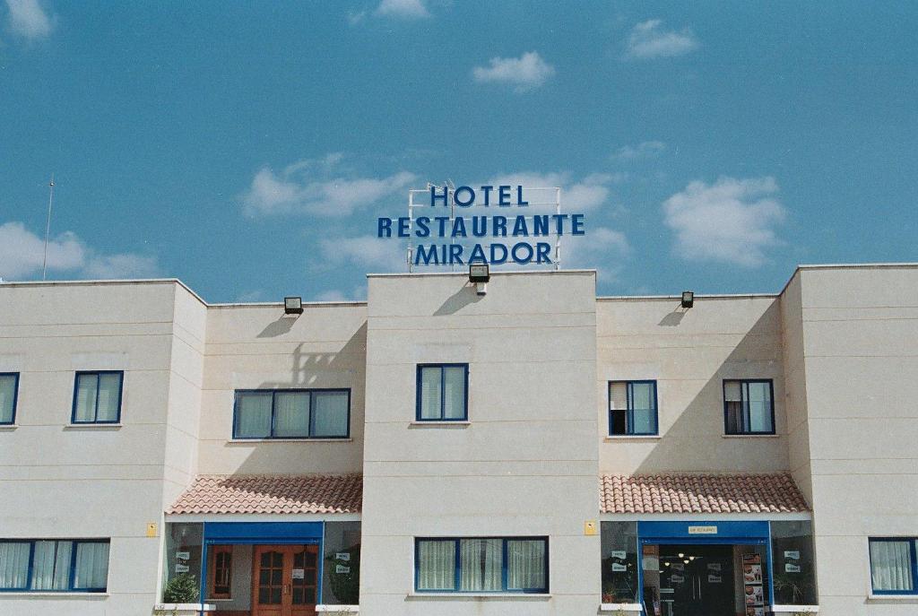 um edifício com um sinal em cima em Hotel Mirador em Velilla de San Antonio