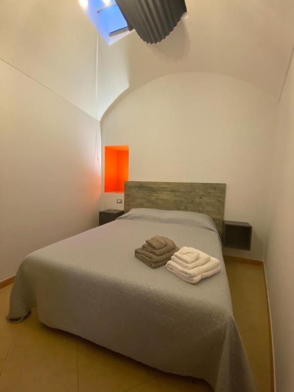 1 dormitorio con 1 cama con 2 toallas en Stella Murgiana, en Altamura
