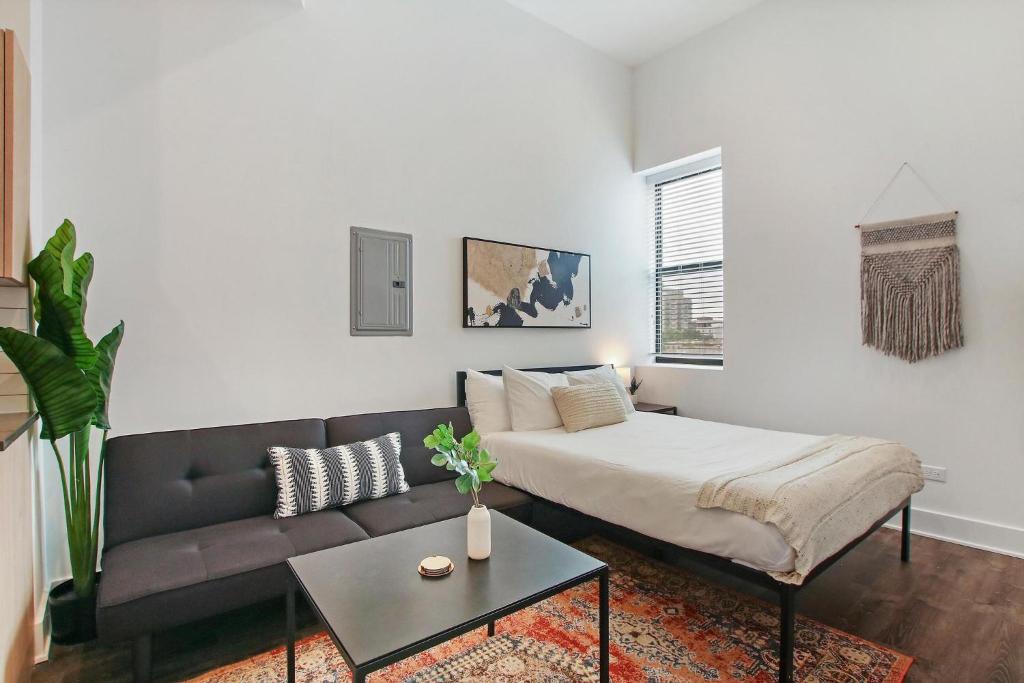 Simple Studio Apt with In-unit Laundry - Wilson 403 - Housity