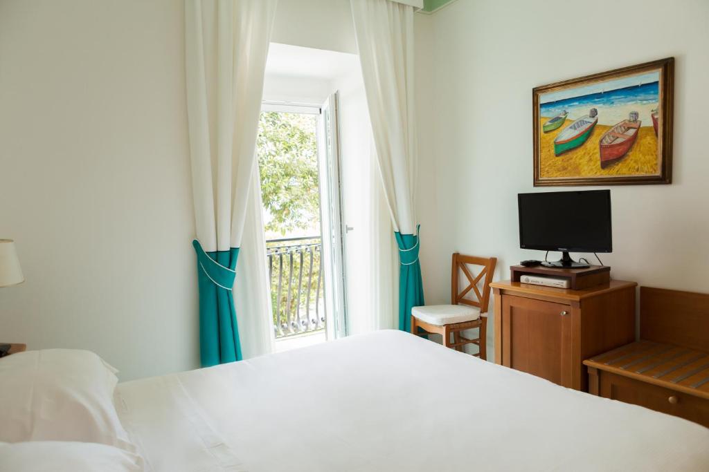 TV a/nebo společenská místnost v ubytování Grand Hotel Santa Domitilla