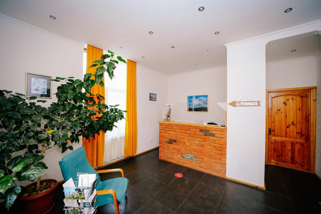 Vstupní hala nebo recepce v ubytování Alpenhaus Kazbegi Hotel & Restaurant