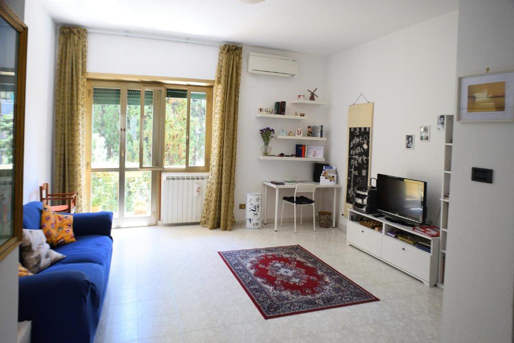 羅馬的住宿－多娜拉維尼亞阿希奈希塔公寓，客厅配有蓝色的沙发和电视