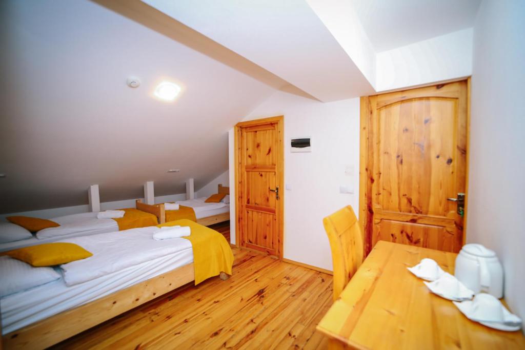 Postel nebo postele na pokoji v ubytování Alpenhaus Kazbegi Hotel & Restaurant