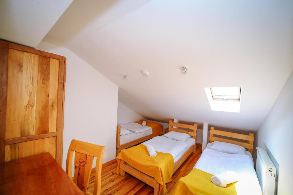 Postel nebo postele na pokoji v ubytování Alpenhaus Kazbegi Hotel & Restaurant
