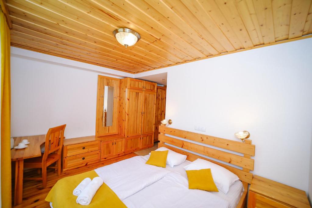 Postel nebo postele na pokoji v ubytování Alpenhaus Kazbegi Hotel & Restaurant