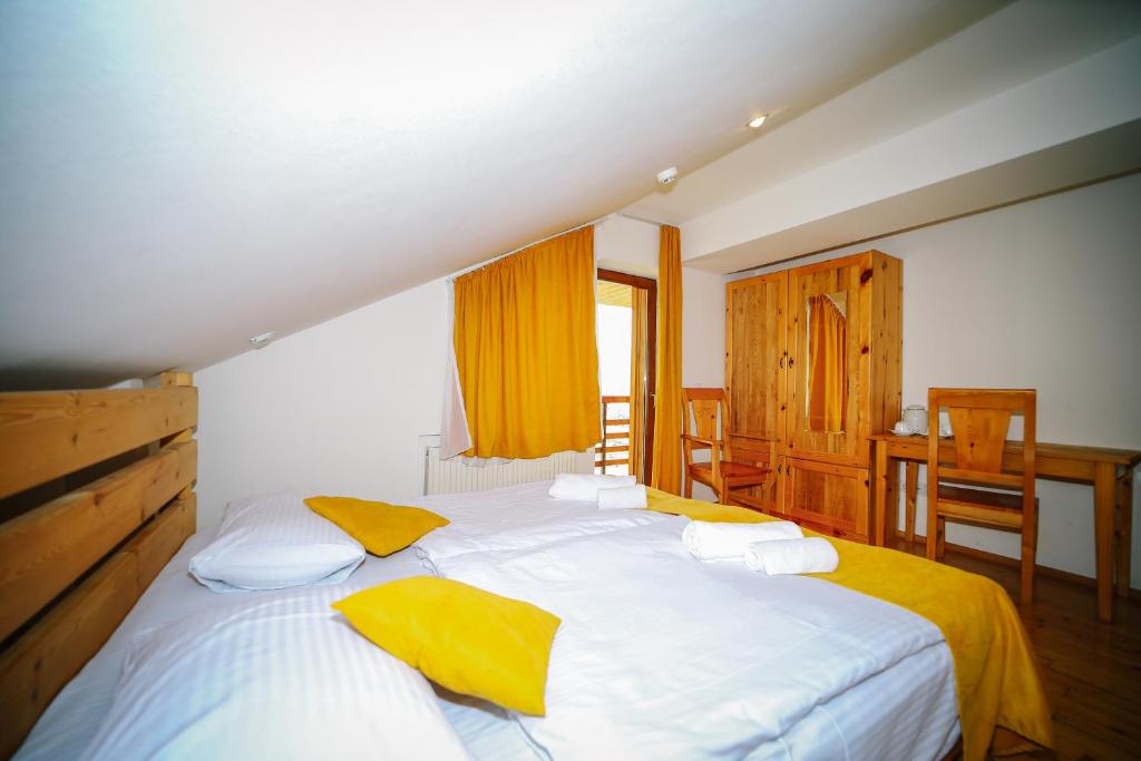 Postel nebo postele na pokoji v ubytování Alpenhaus Kazbegi Hotel & Restaurant
