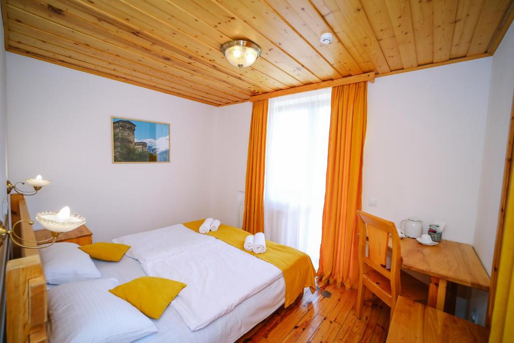 Postel nebo postele na pokoji v ubytování Alpenhaus Kazbegi Hotel & Restaurant