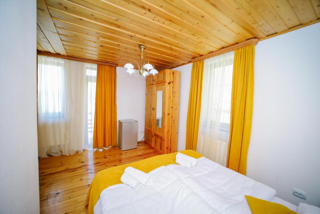 Postel nebo postele na pokoji v ubytování Alpenhaus Kazbegi Hotel & Restaurant