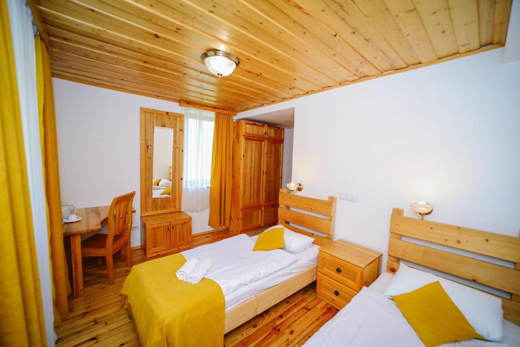 Postel nebo postele na pokoji v ubytování Alpenhaus Kazbegi Hotel & Restaurant