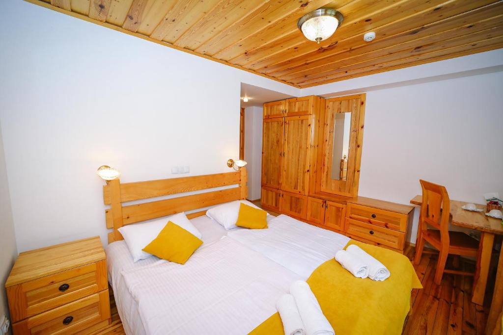 Postel nebo postele na pokoji v ubytování Alpenhaus Kazbegi Hotel & Restaurant