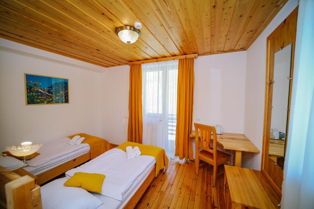 Postel nebo postele na pokoji v ubytování Alpenhaus Kazbegi Hotel & Restaurant