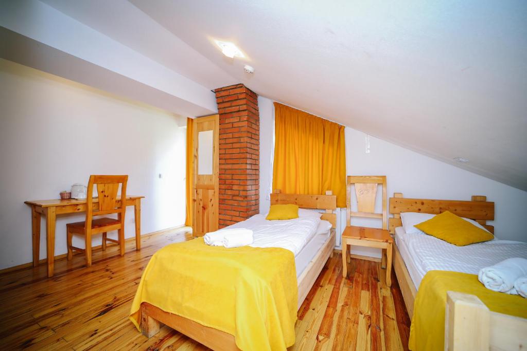 Postel nebo postele na pokoji v ubytování Alpenhaus Kazbegi Hotel & Restaurant