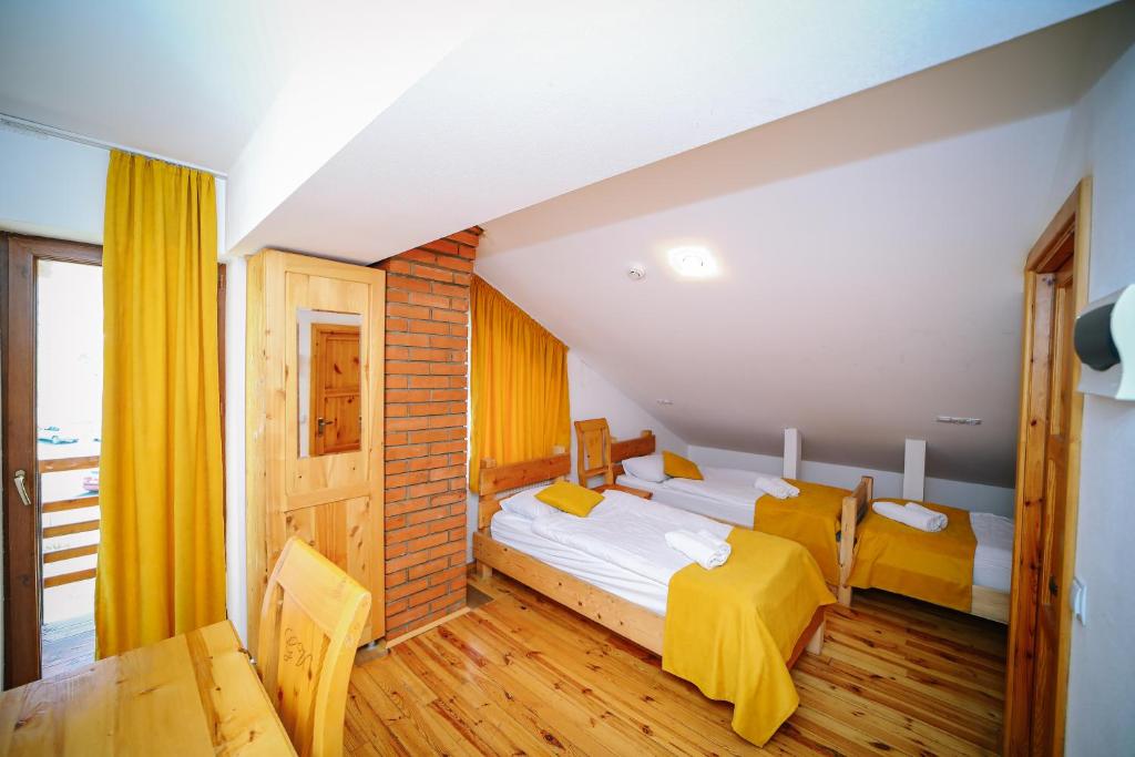 Postel nebo postele na pokoji v ubytování Alpenhaus Kazbegi Hotel & Restaurant