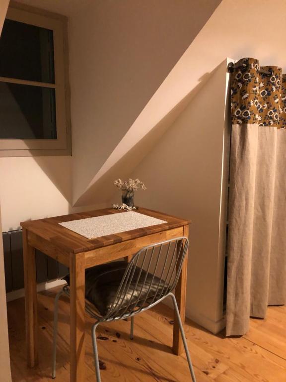 einen Holztisch und einen Stuhl in einem Zimmer in der Unterkunft Chambre privée Luz in Luz-Saint-Sauveur