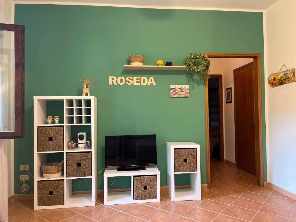 Televízia a/alebo spoločenská miestnosť v ubytovaní Roseda Casa Vacanze