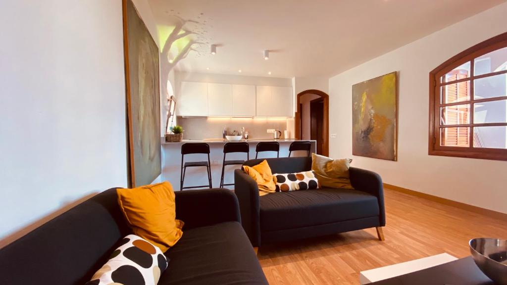 ein Wohnzimmer mit einem Sofa und einer Küche in der Unterkunft Apartment Alegría in Playa Honda