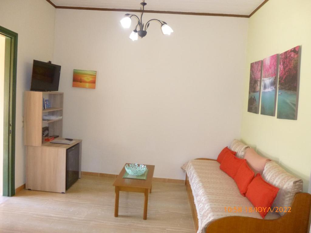 A television and/or entertainment centre at Bungalows Niki