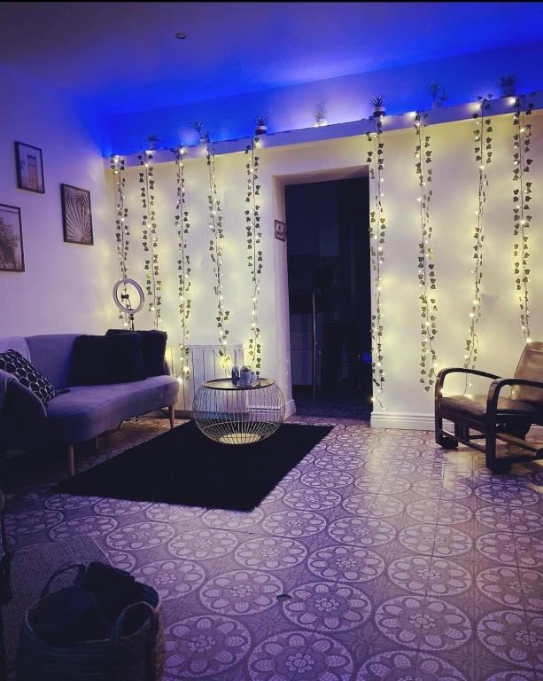 un salon avec un canapé et une table dans l'établissement COSYFULL Rouen centre JACUZZI, à Rouen