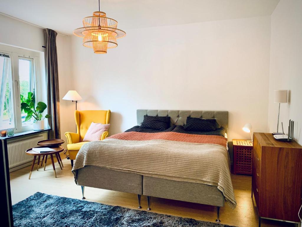 博爾奈斯的住宿－Gamla Järnvägsgatan 6，一间卧室配有一张大床和一把椅子