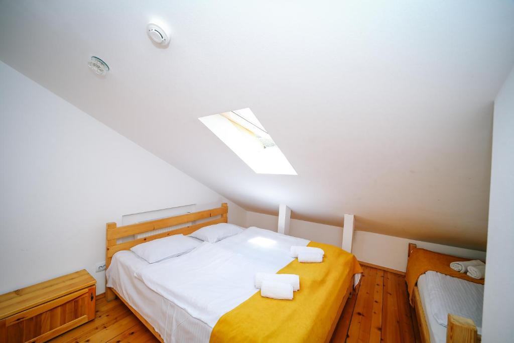 Postel nebo postele na pokoji v ubytování Alpenhaus Kazbegi Hotel & Restaurant