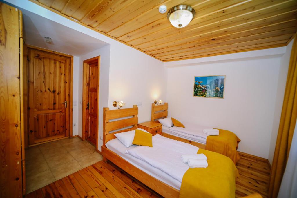 Postel nebo postele na pokoji v ubytování Alpenhaus Kazbegi Hotel & Restaurant