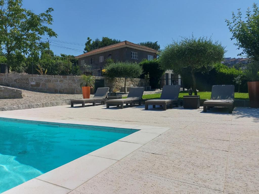 Bazén v ubytování Villa Casa de Santo Antonio nebo v jeho okolí