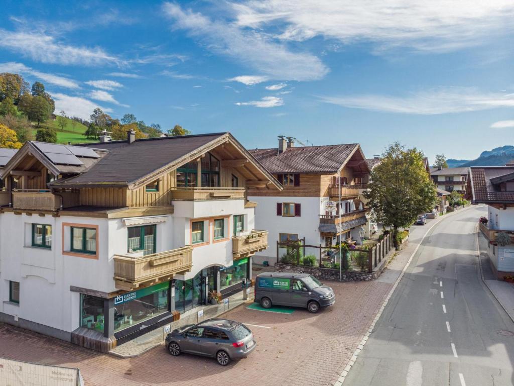 szereg domów z samochodami zaparkowanymi na ulicy w obiekcie Apartment Sigi w mieście Brixen im Thale