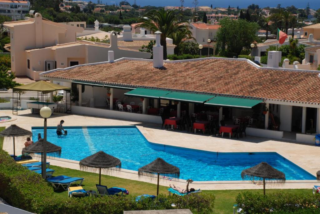 einen Luftblick auf ein Resort mit einem Pool in der Unterkunft Vila Nova- by Portugalferias in Carvoeiro