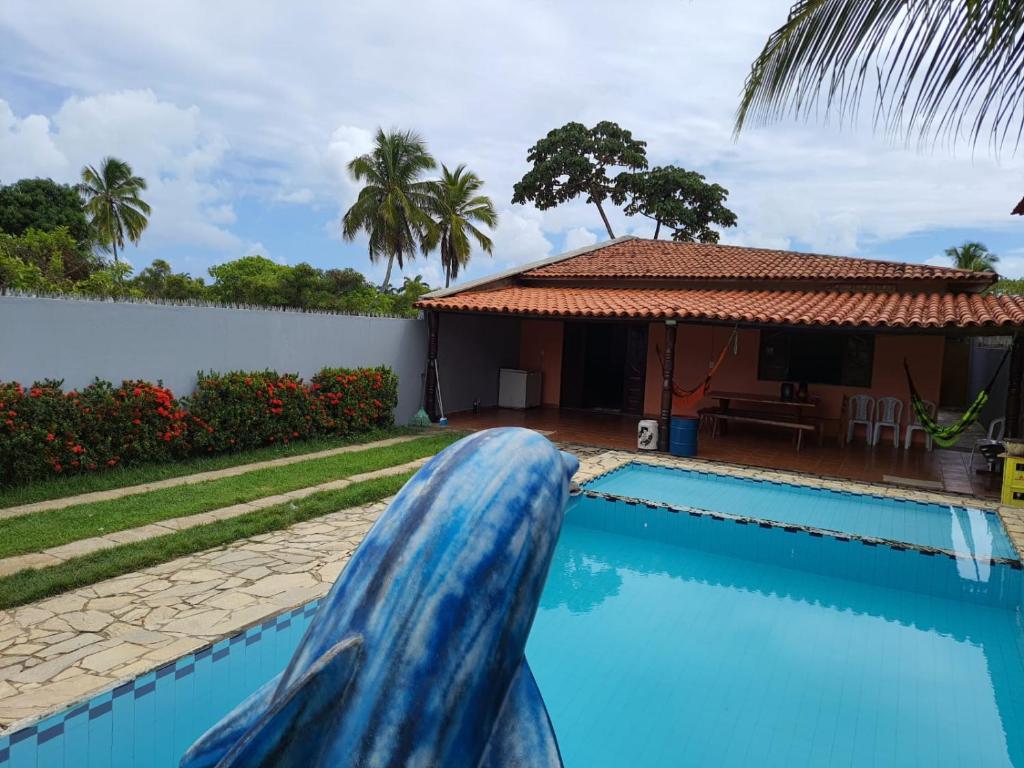 eine Rutsche in einem Pool mit einem Haus in der Unterkunft CASA DE PRAIA IPIOCA BEACH É A SUA MELHOR ESCOLHA EM MACEIÓ-Al in Maceió