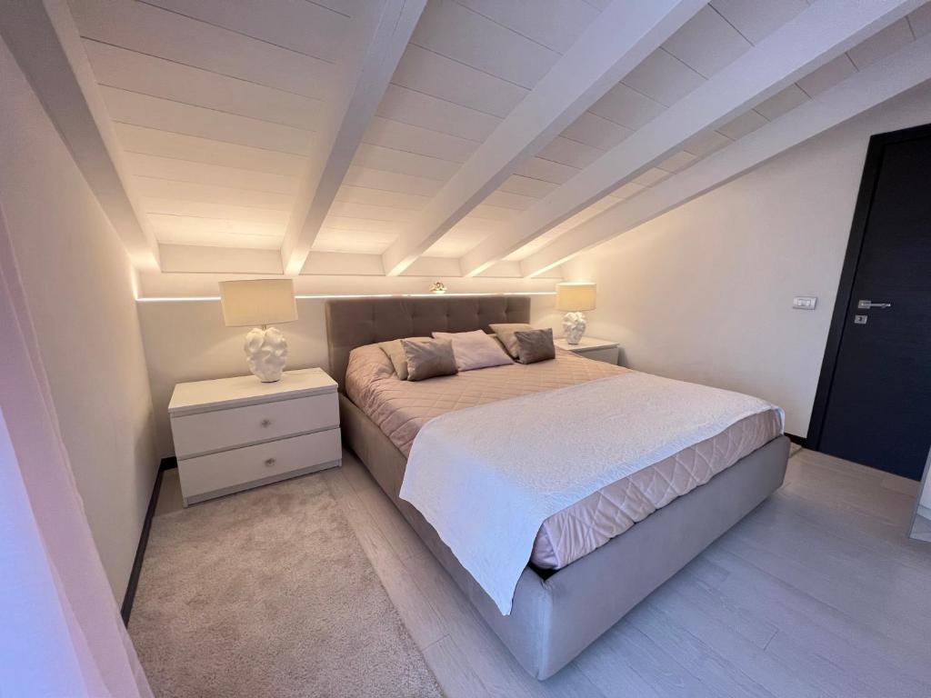 A bed or beds in a room at PAGANINI suites and apartments