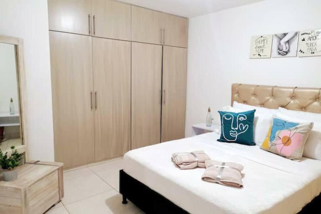 Łóżko lub łóżka w pokoju w obiekcie Apartamento amoblado a 10 min del Parque del Café