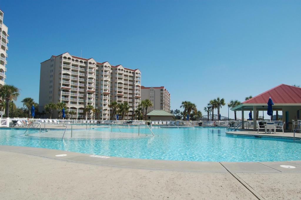 una grande piscina con edifici sullo sfondo di Barefoot Resort Golf & Yacht Club Villas a Myrtle Beach