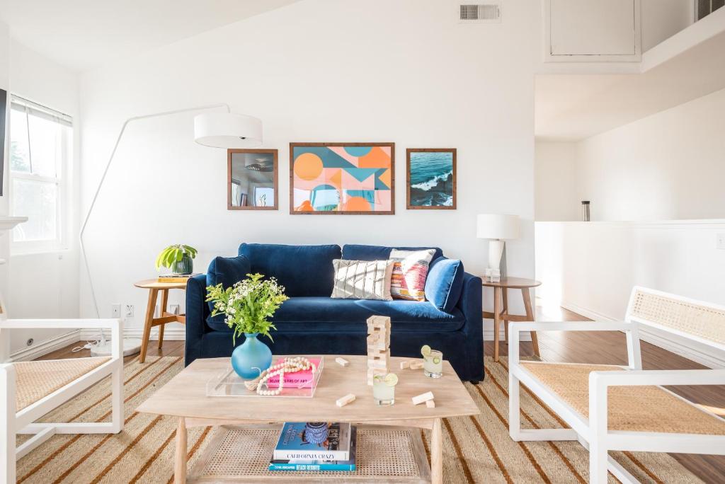 sala de estar con sofá azul y mesa en Sonrisa II by AvantStay Home w Views in Pacific Beach Mins to Belmont Park, en San Diego