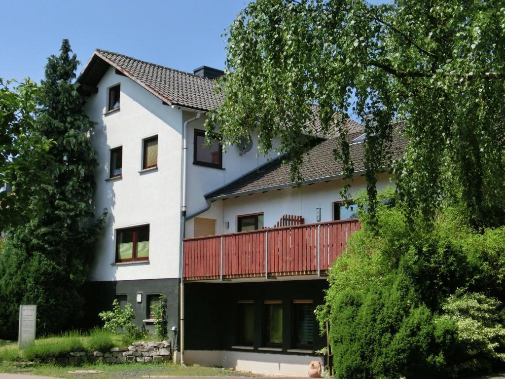 Casa blanca grande con balcón rojo en Spacious Holiday Home in Bad Zwesten Wenzigerode with Garden 