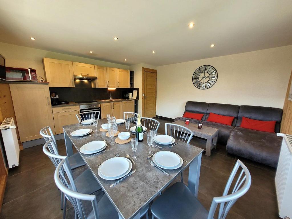 un salon avec une table et un canapé dans l'établissement Appartement rénové 3 étoiles, lumineux, balcon sud-ouest, au centre des Gets - FR-1-598-105, aux Gets