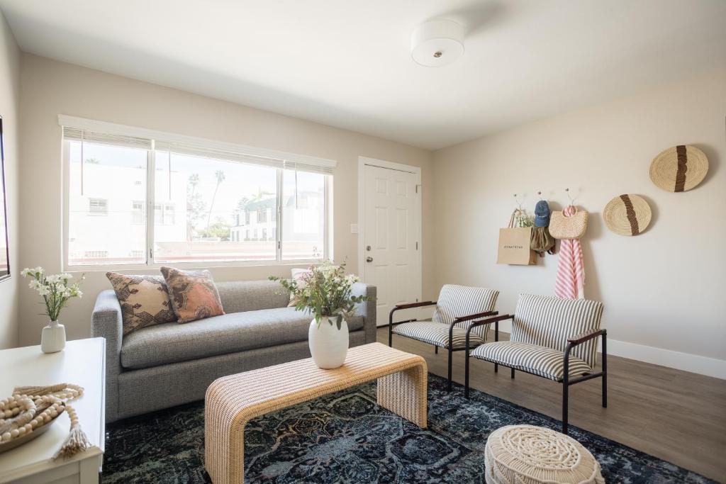 a living room with a couch and two chairs at Seashore VI by AvantStay Cozy La Jolla Flat 5mins from the Beach in San Diego