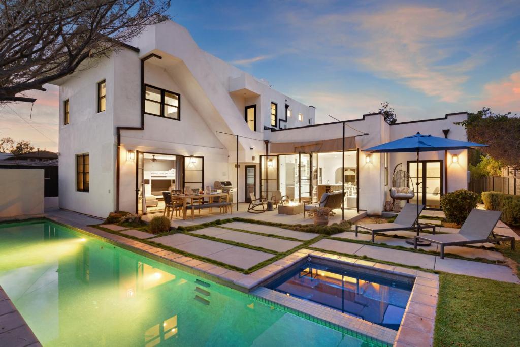uma casa com uma piscina em frente em Vista Del Mar by AvantStay Stunning Spanish Inspired Home w Pool Hot Tub Rooftop Patio em San Diego