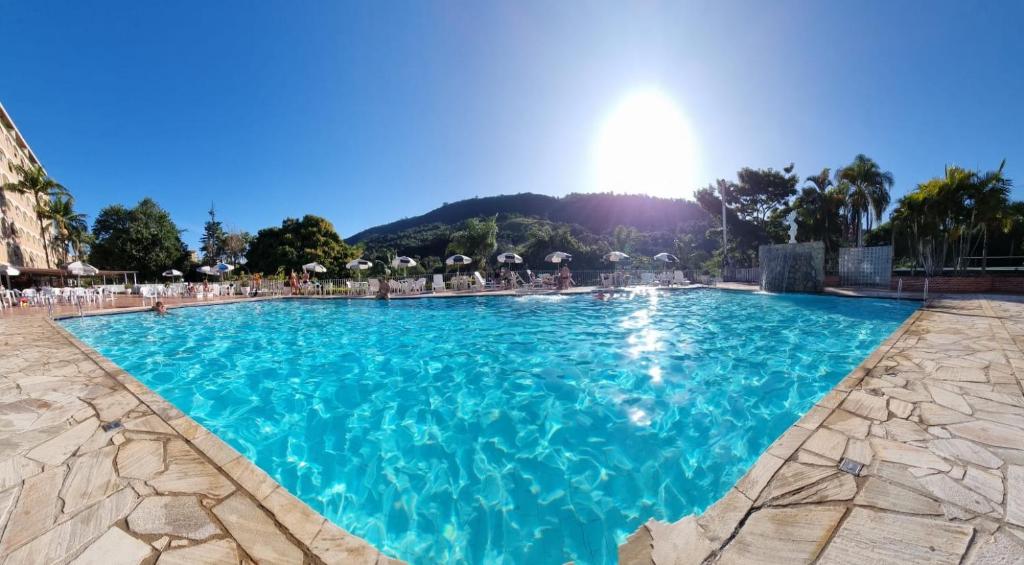 สระว่ายน้ำที่อยู่ใกล้ ๆ หรือใน Flat 206 Hotel Cavalinho Branco (3 piscinas, elevador, sauna)
