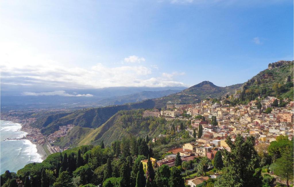 uma cidade no topo de uma montanha com o oceano em Awesome Apartment In Trappitello With Kitchen em Trappitello