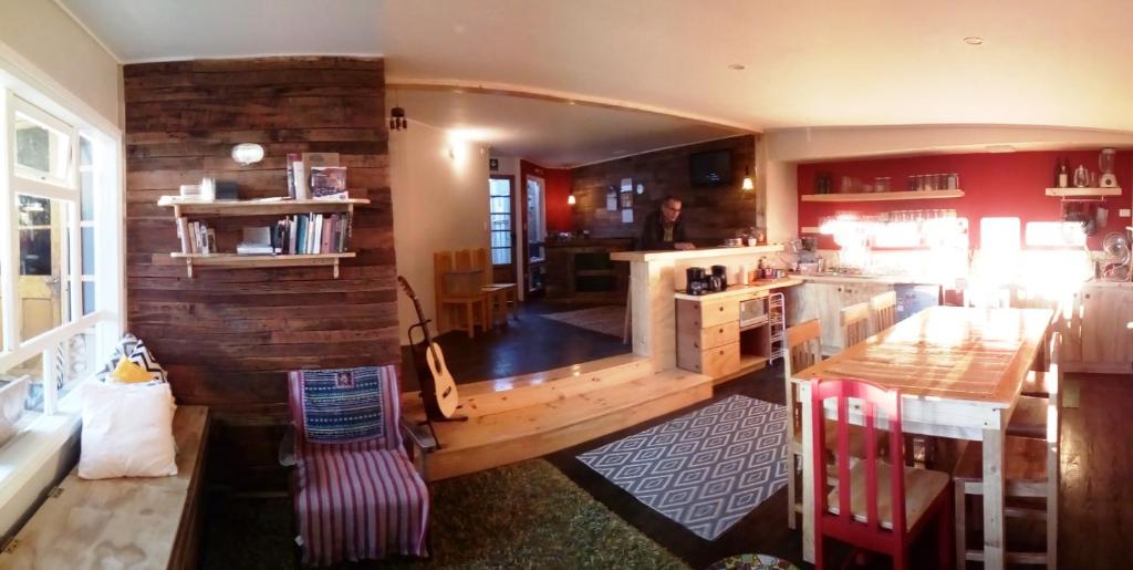 uma sala de estar com cozinha e sala de jantar em Treehouse Patagonia em Puerto Natales