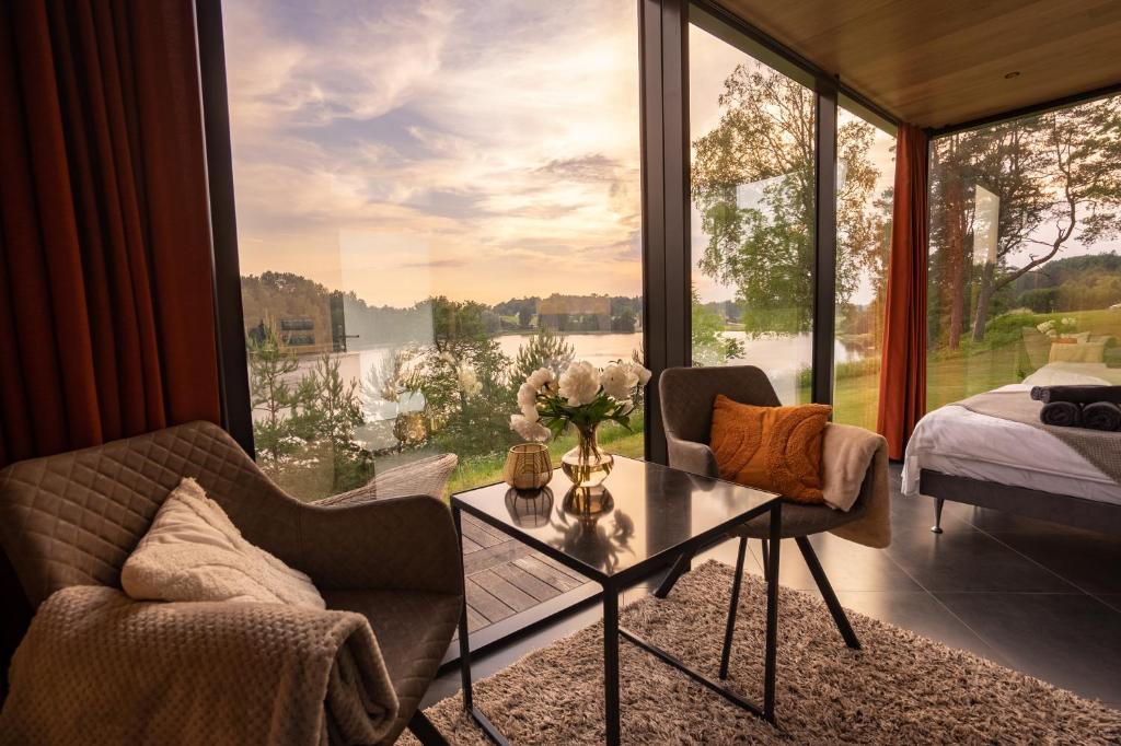 ÖÖD Rõuge — glass cabin overlooking valley