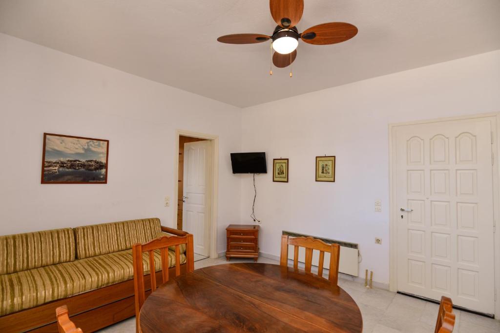Televízia a/alebo spoločenská miestnosť v ubytovaní Naxos town sea view apartment free parking