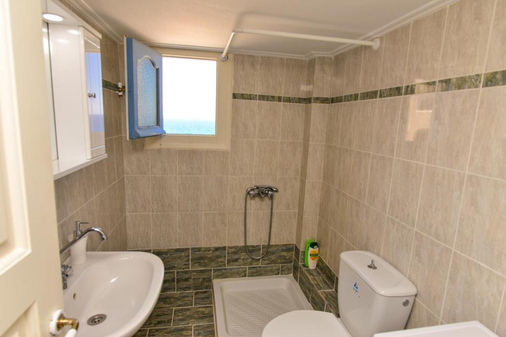 Kúpeľňa v ubytovaní Naxos town sea view apartment free parking