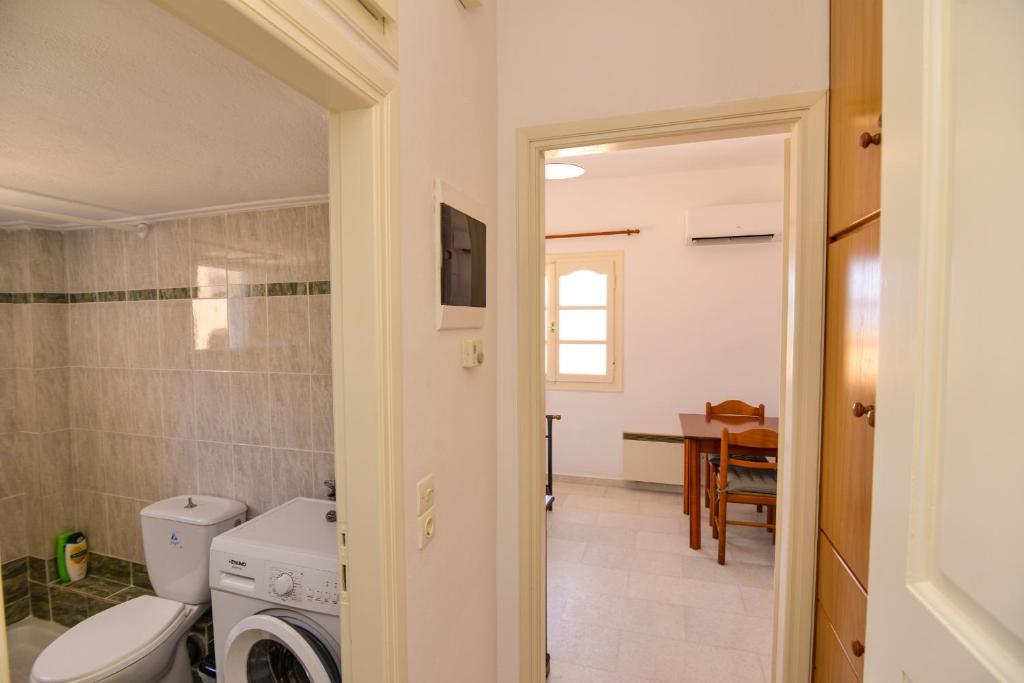 Kúpeľňa v ubytovaní Naxos town sea view apartment free parking