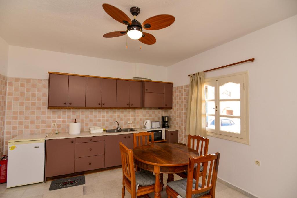 Kuchyňa alebo kuchynka v ubytovaní Naxos town sea view apartment free parking