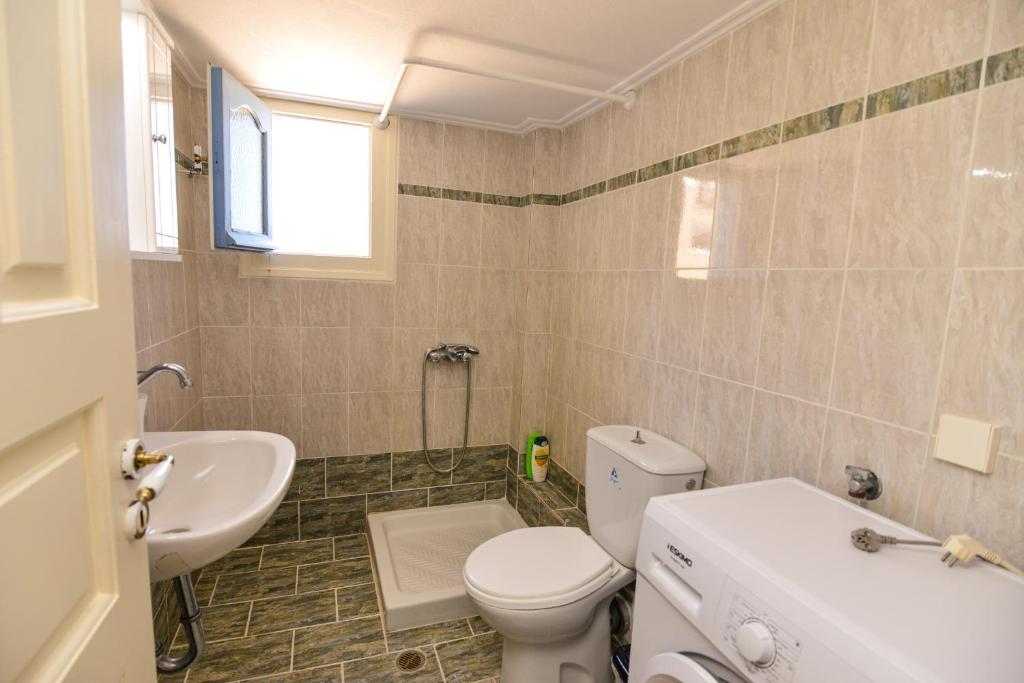 Kúpeľňa v ubytovaní Naxos town sea view apartment free parking