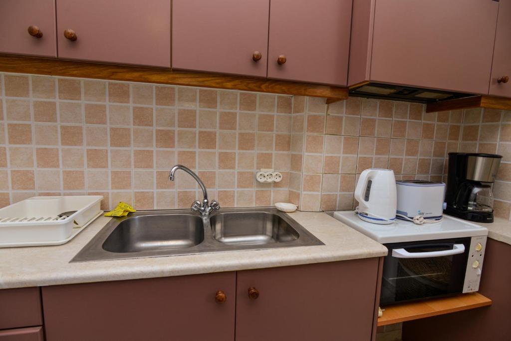 Kuchyňa alebo kuchynka v ubytovaní Naxos town sea view apartment free parking