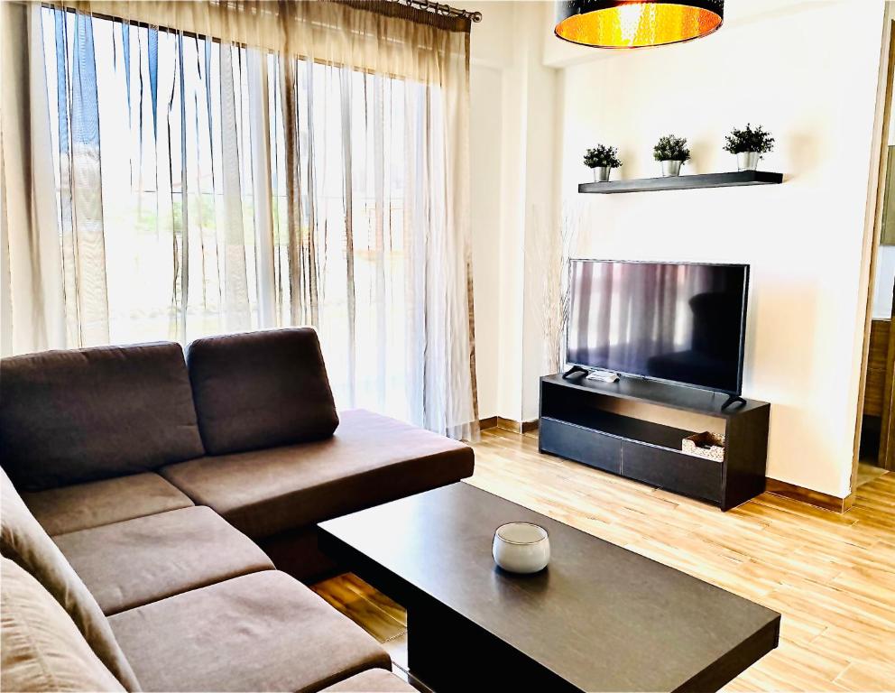 拉納卡的住宿－BALI SUITES 101，带沙发和咖啡桌的客厅