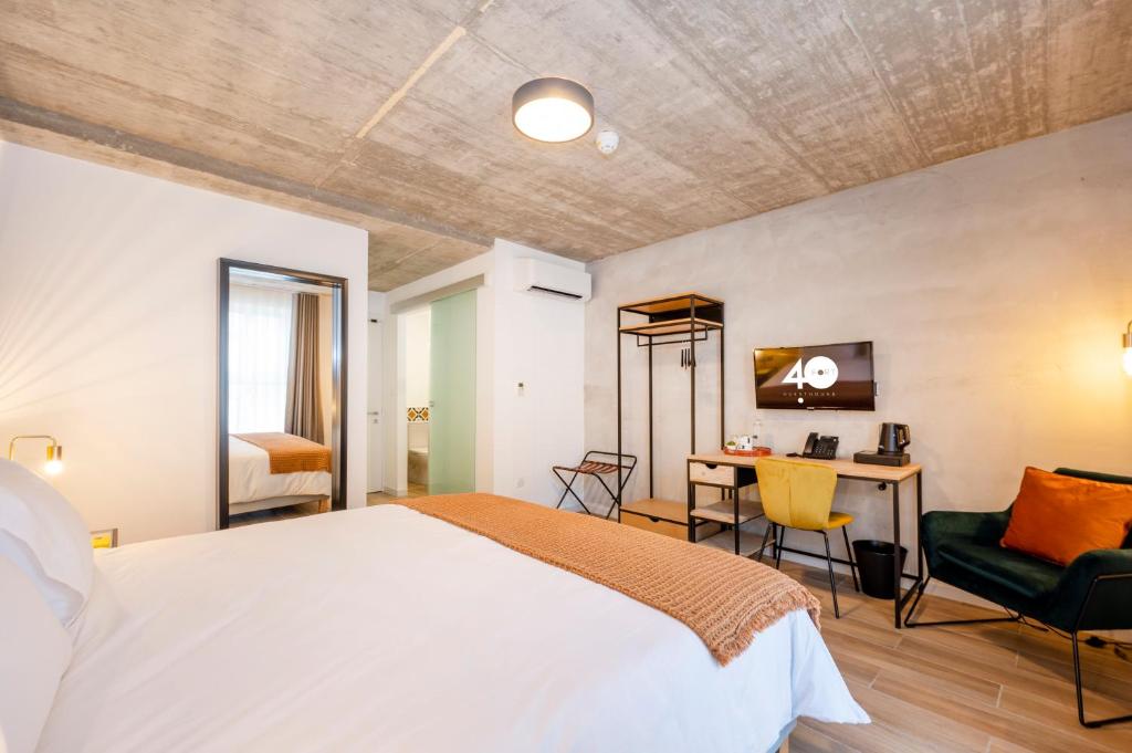 Postel nebo postele na pokoji v ubytování Fort40 Guest House