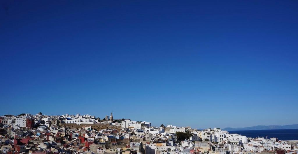 Blick auf eine Stadt mit weißen Gebäuden in der Unterkunft Dar 23 in Tangier